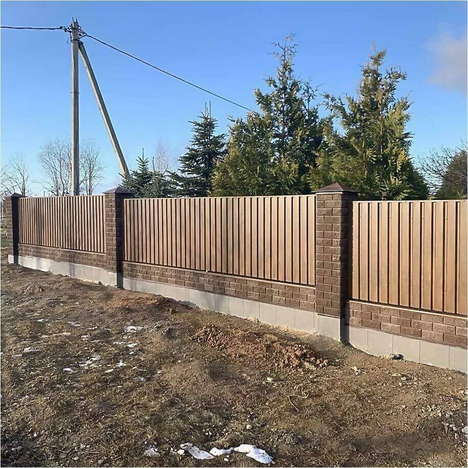 Забор из профлиста НС-21 цвет Printech темное дерево фото1 в Красногорске