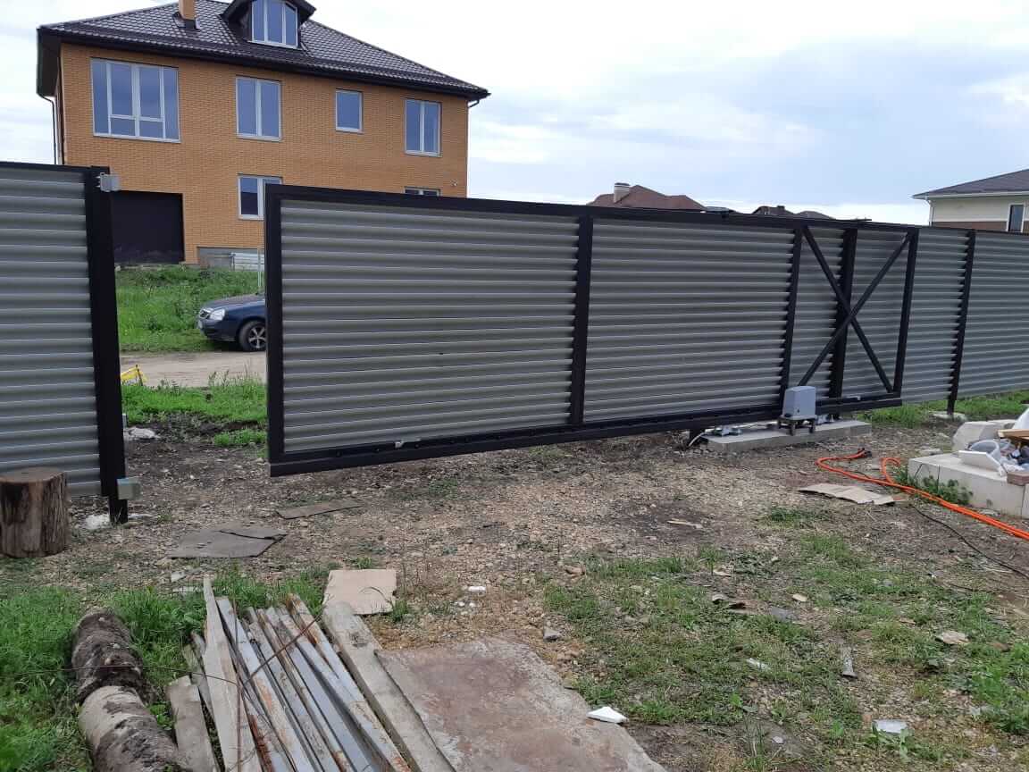 zabor-zhalyuzi-ral8019-temnyy-shokolad-foto4 в Красногорске