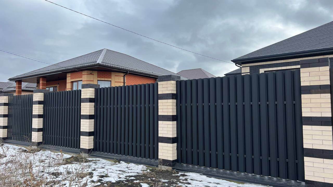 Забор из металлического штакетника RAL9005 Черный МАТТЕ в Красногорске