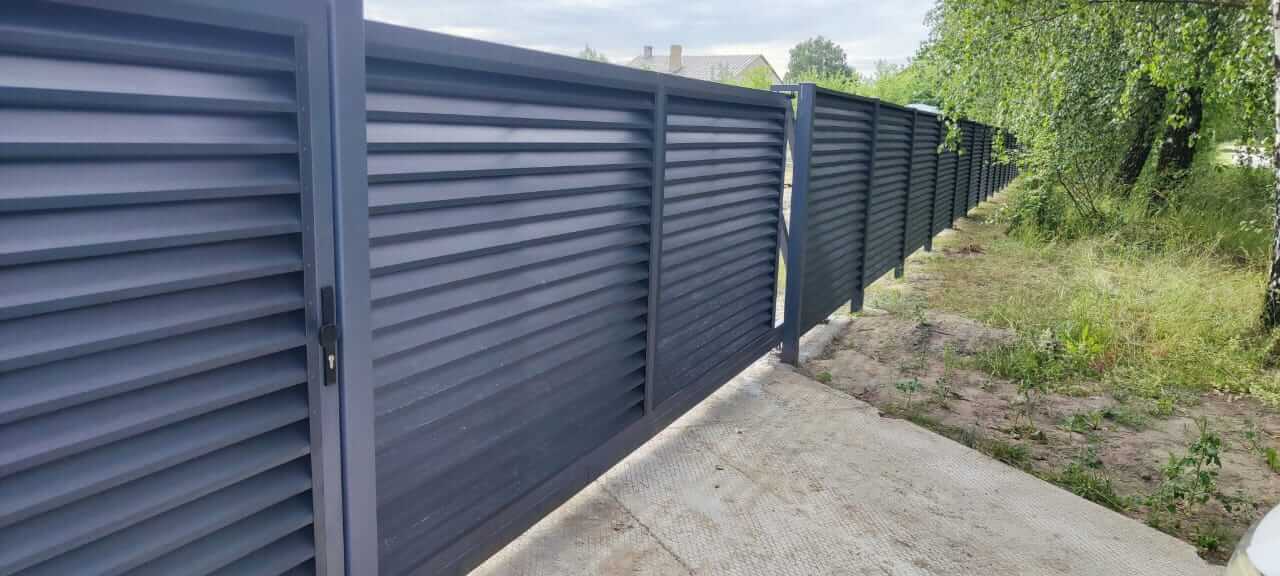 Забор-жалюзи с ламелями ЭКО-Z RAL7024 Серый Графит фото 3 в Красногорске