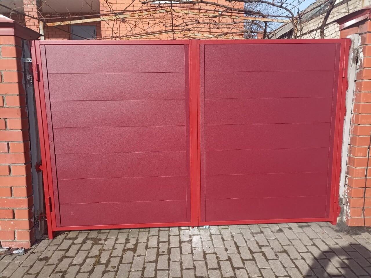 Ворота и калитка из металлопланкена 4м RAL3005 Красное Вино, Стальной Бархат фото 1 в Красногорске