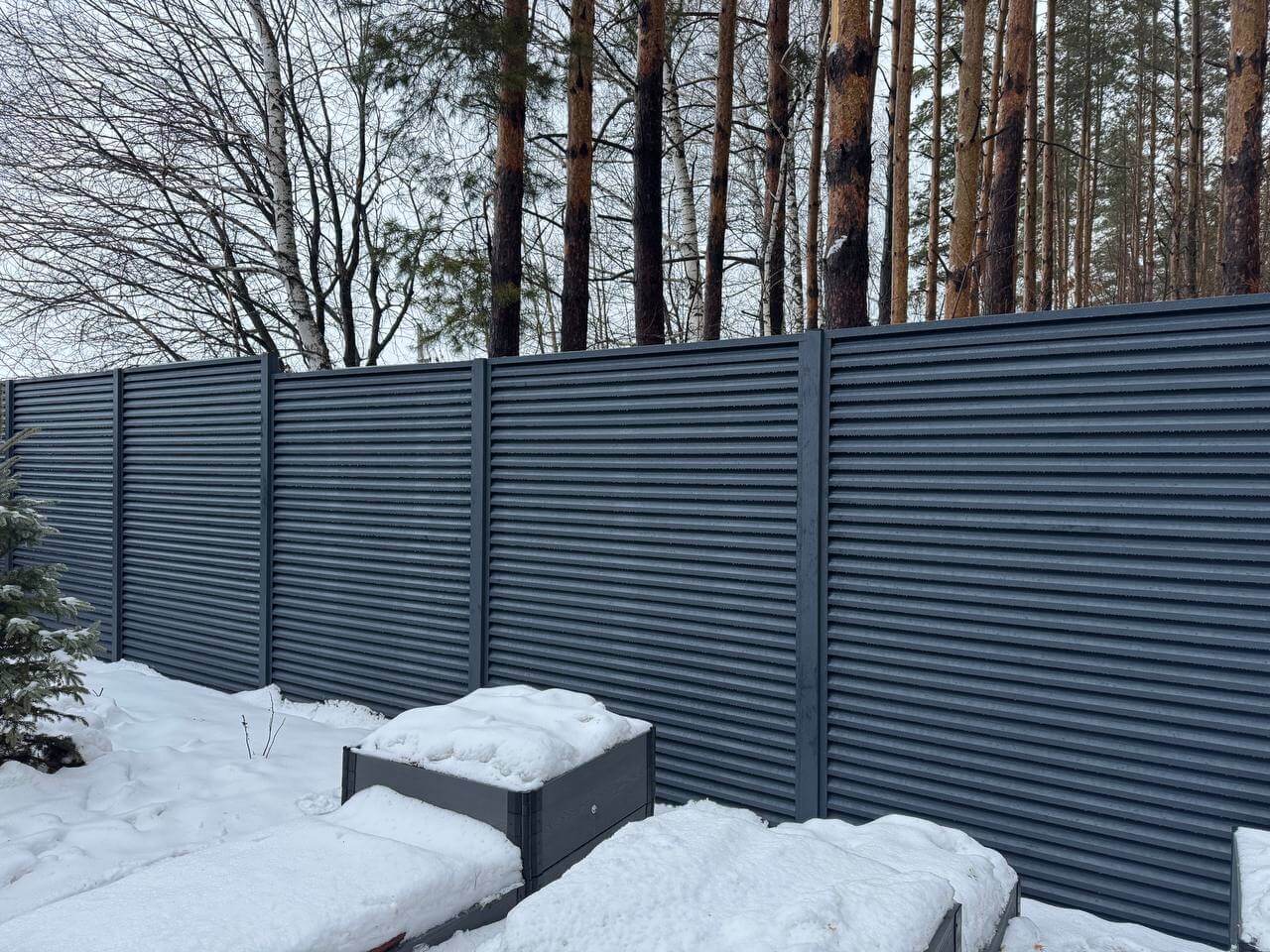 Забор-жалюзи из ламелей ЭКО-Z-US 54м RAL7024/7024 Серый Графит двусторонний МАТТЕ фото 3 в Красногорске