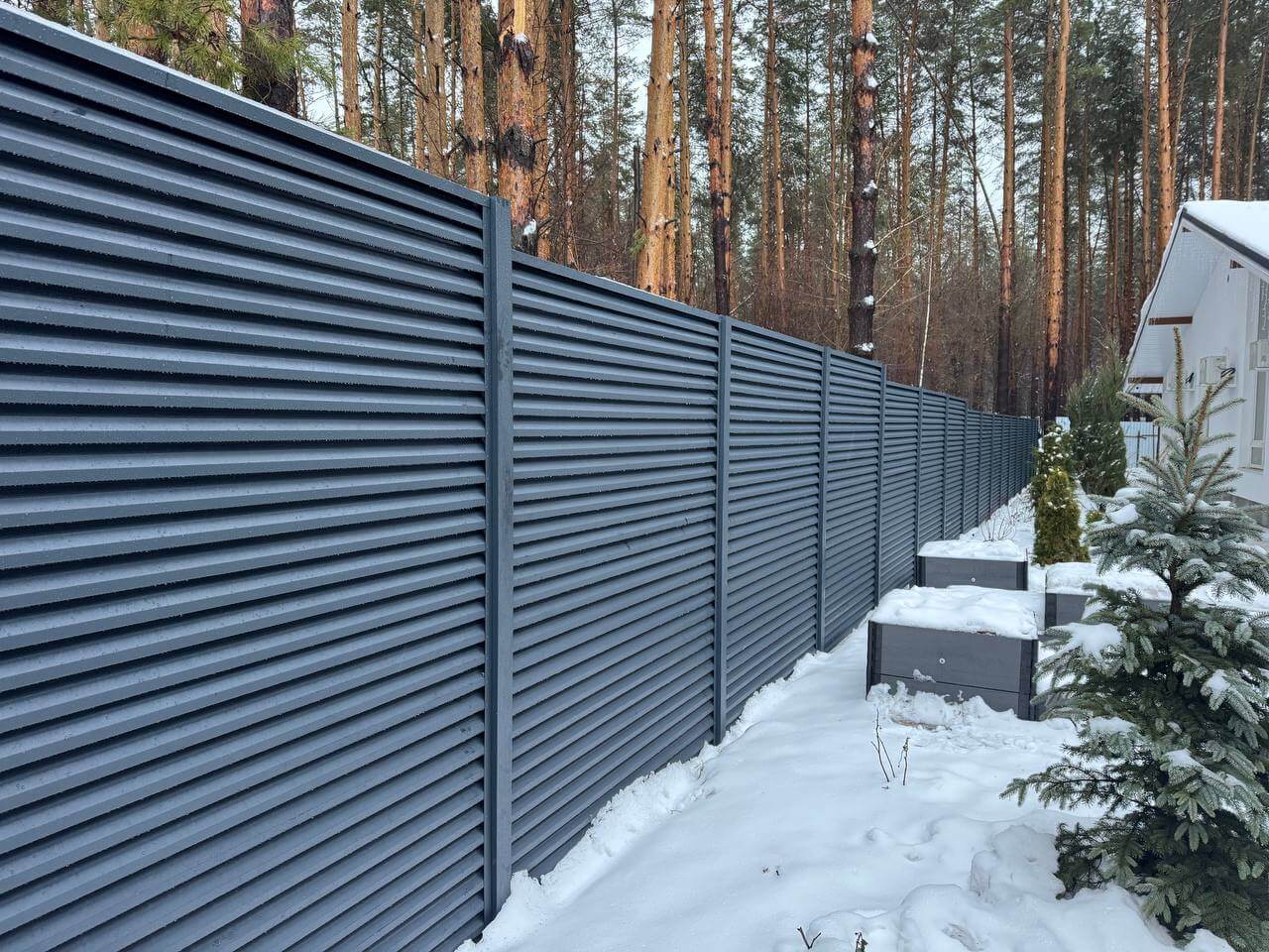 Забор-жалюзи из ламелей ЭКО-Z-US 54м RAL7024/7024 Серый Графит двусторонний МАТТЕ в Красногорске