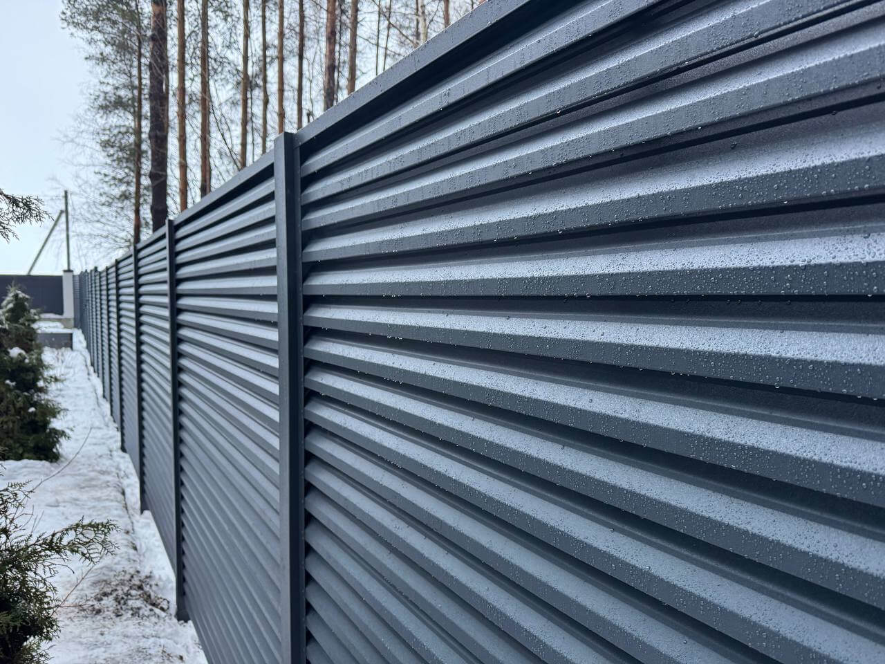 Забор-жалюзи из ламелей ЭКО-Z-US 54м RAL7024/7024 Серый Графит двусторонний МАТТЕ фото 2 в Красногорске