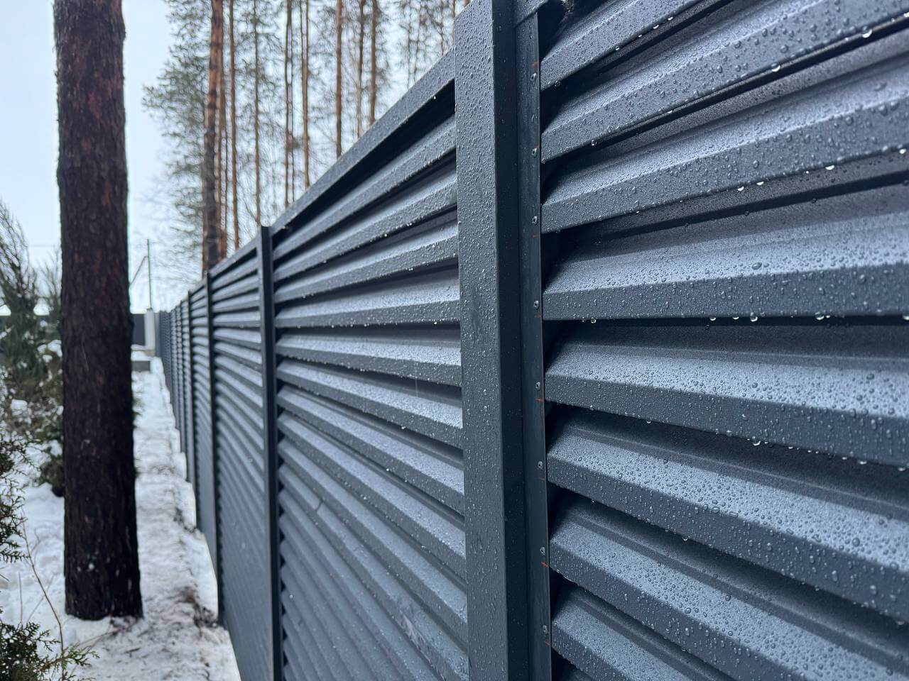Забор-жалюзи из ламелей ЭКО-Z-US 54м RAL7024/7024 Серый Графит двусторонний МАТТЕ фото 1 в Красногорске