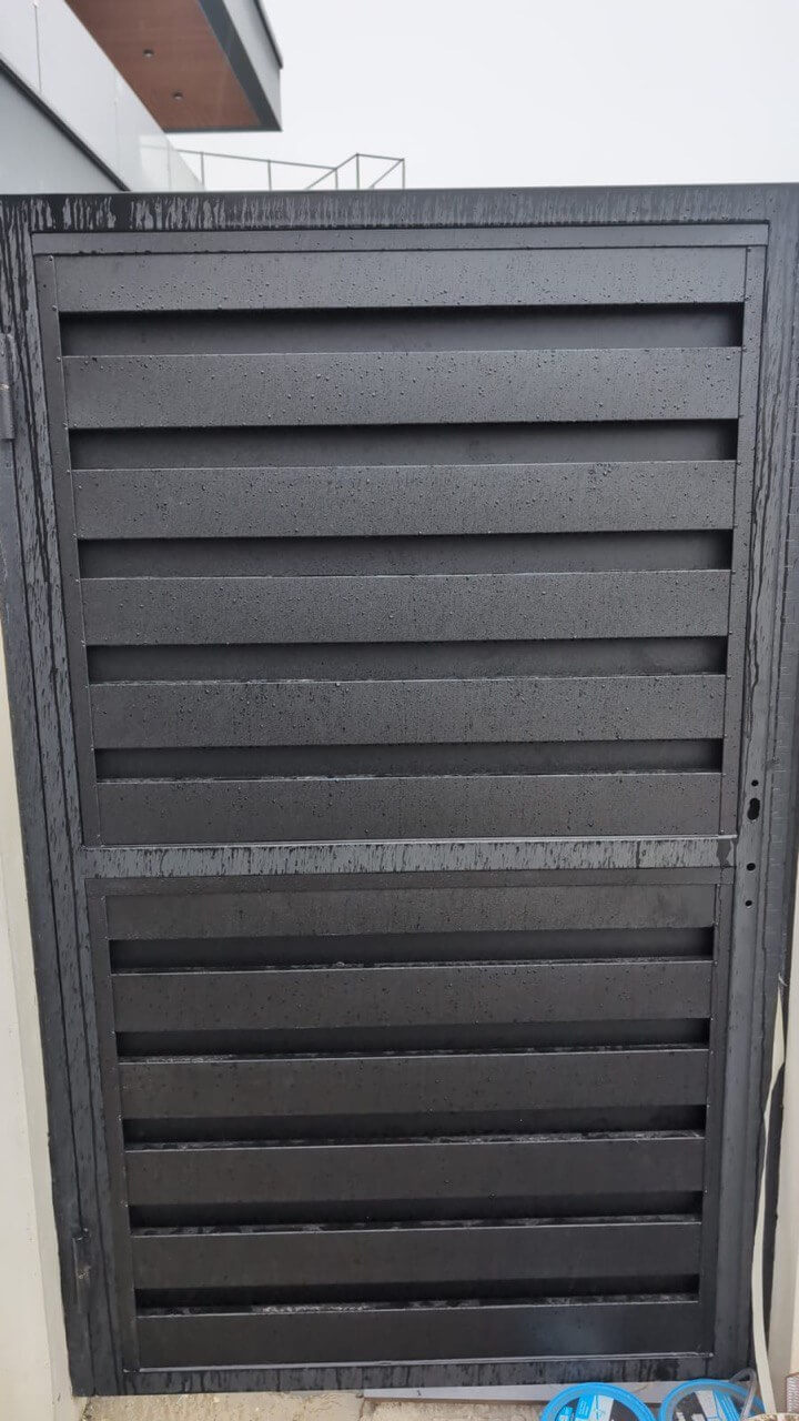 Откатные ворота с калиткой из металлопланкена RAL9005/9005 Черный двусторонний МАТТЕ фото 3 в Красногорске