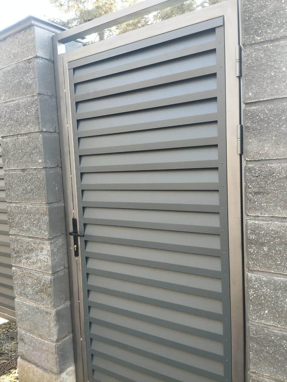 Откатные ворота с калиткой из ламелей Реснички RAL7024/7024 Серый Графит двусторонний МАТТЕ фото 2 в Красногорске