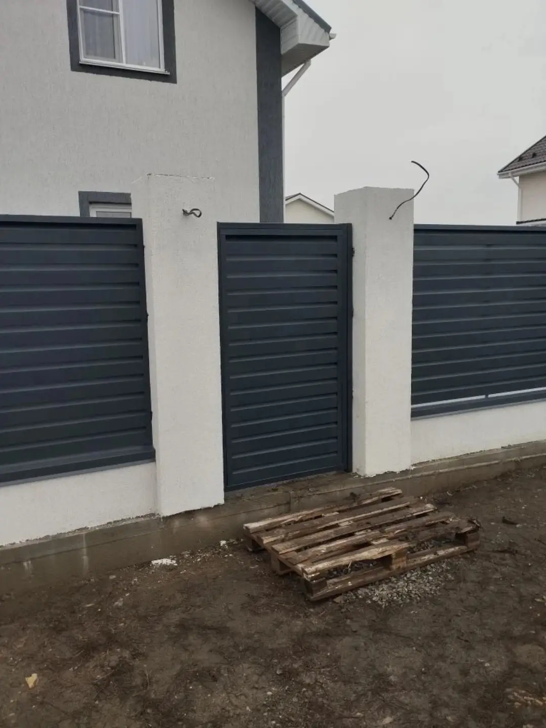 Забор-жалюзи из ламелей Хай-Тек 12м RAL7024 Серый Графит МАТТЕ фото 1 в Красногорске